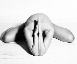 Bộ ảnh yoga khỏa thân nghệ thuật hút hồn người xem
