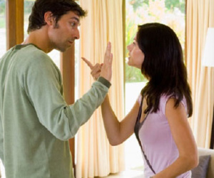Chồng lạnh lùng đẩy ngã tôi trong đêm tân hôn chỉ vì một món quà cưới