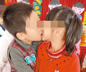 Khó tin trẻ mẫu giáo thoải mái ôm hôn, liếm kem trên mặt bạn
