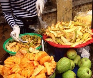 Những món quà vặt cổng trường cha mẹ nên lưu ý