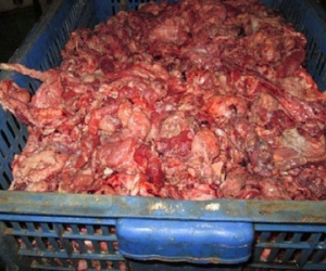Rợn người hình ảnh “tân trang” thịt bò bẩn