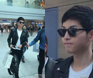 Song Joong Ki bị fan vây kín, sánh đôi bên Song Hye Kyo tại sân bay