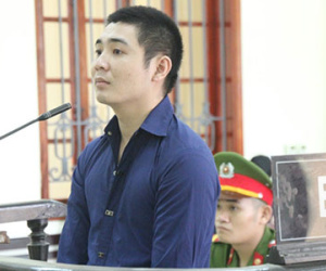 Đổ xăng đốt chết vợ và con trai 9 tháng tuổi