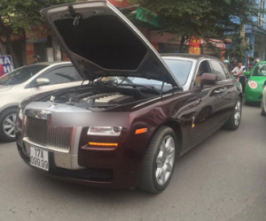 Hà Nội: Rolls-Royce Ghost của đại gia Thái Bình "chết ắc quy" giữa đường