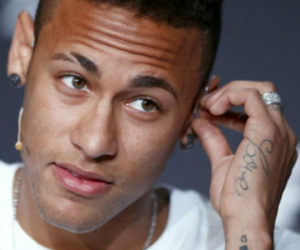 Neymar bất ngờ đánh tiếng với PSG