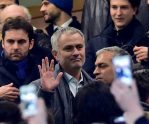 Sợ bị Mourinho lật đổ, sếp MU kiên quyết giữ Van Gaal