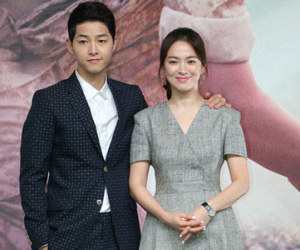 Song Hye Kyo - Song Joong Ki cười "tít mắt", tình tứ tại họp báo Hồng Kông