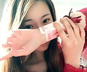 Thiếu nữ Trung Quốc "phát sốt" với trào lưu cuộn tiền cổ tay