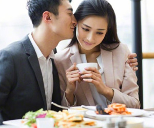 Vừa mở quà kỷ niệm 8 năm ngày cưới ra, tôi đã phải... tái mặt