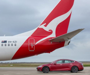 Xe điện Tesla đọ tốc độ với máy bay Boeing 737