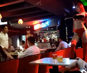 "Chân dài" mặc hở nhảy khêu gợi ở quán cà phê Sài thành