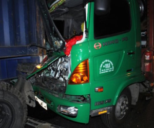 Húc đuôi xe container, tài xế xe tải tử vong