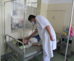 Nữ sinh lớp 7 nhập viện vì bị đánh hội đồng