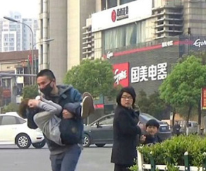Shock: Video người Trung Quốc dửng dưng nhìn cậu bé bị bắt cóc