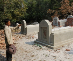 Chuyện lạ Đà Nẵng: Hàng trăm ngôi mộ giả ồ ạt "mọc" trong đêm