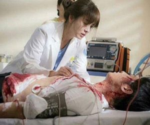 “Hậu Duệ Mặt Trời”: Đừng sợ! Song Joong Ki dù bê bết máu vẫn sẽ ổn cả thôi!