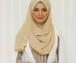 Nữ diễn viên Malaysia tố công ty Việt "đạo mẫu" khăn trùm đầu