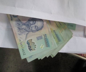 Phát hiện phong bì tiền 500 triệu đồng được chồng giấu trên bàn thờ bố