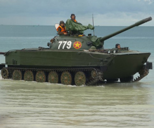 Soi xe tăng bơi K63-85 của Hải quân Đánh bộ Việt Nam