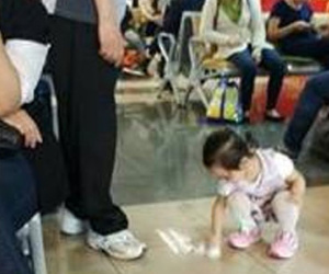 Bé 3 tuổi bị bố phạt lau sàn và hành động khiến triệu người hổ thẹn