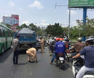 Bị xe ben cán gãy chân, cô gái trẻ gào khóc thảm thiết