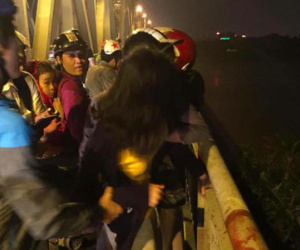 Cô gái nhảy cầu Chương Dương tự tử được người dân can ngăn kịp thời