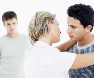Đau đớn khi phát hiện vợ "tòm tem" với phi công trẻ đáng tuổi con mình