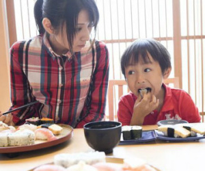Ông bố Nhật chữa thói xấu khi ăn của con chỉ bằng một câu nói
