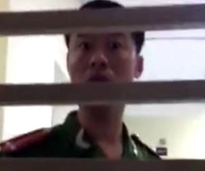 Xác minh clip công an nhổ nước bọt vào dân