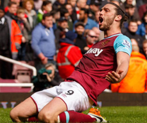 Carroll lập hat-trick, West Ham chia điểm với Arsenal