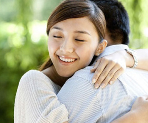 Đàn bà muốn được yêu, phải "ngu" một tí