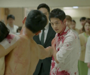 Khán giả há hốc mồm vì khả năng “bất tử” của Song Joong Ki trong “Hậu Duệ Mặt Trời”