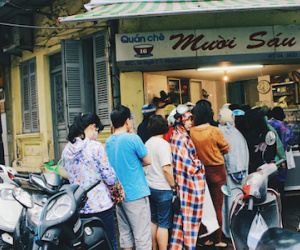 Người Hà Nội đội mưa xếp hàng mua bánh trôi, bánh chay đón Tết Hàn thực