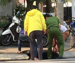 Công an Đà Nẵng bật nắp cống nhặt điện thoại cho du khách