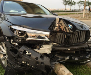 Khách hàng lái thử BMW, xe hạng sang 5 tỉ đồng nát đầu