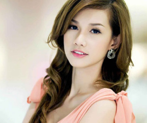 Quỳnh Chi lên tiếng sau vụ ồn ào like status xúc phạm Ngọc Trinh