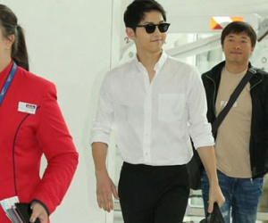 Song Joong Ki tươi như hoa khi trở về Hàn Quốc