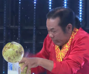 Việt Hương phấn khích với võ sĩ 63 tuổi chọc dừa bằng ngón tay