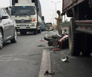 Chạy xe máy trong làn ôtô, thanh niên bị cán tử vong