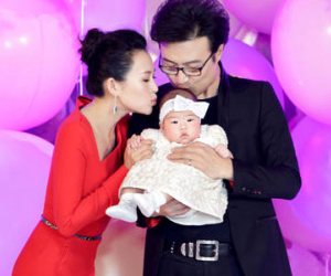 Chương Tử Di mở đại tiệc, mời dàn sao "khủng" mừng con gái tròn 100 ngày tuổi