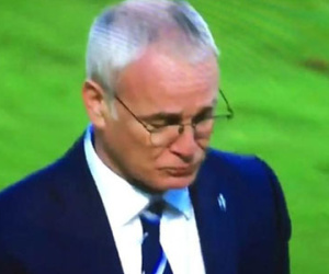 Leicester lập kỳ tích, HLV Ranieri bật khóc trên sân