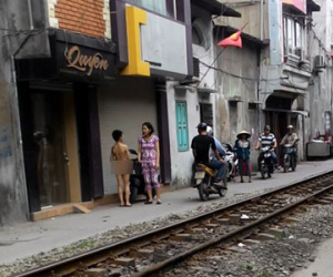 Mẹ phạt con cởi truồng đi trên phố