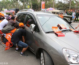 Người dân khiêng ôtô "giải cứu" đoàn đua xe đạp