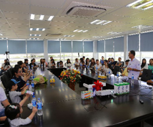 Nhà máy sữa nước lớn nhất của Vinamilk đón khách tham quan