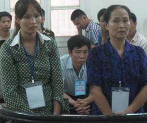 Ba mẹ con hò nhau đốt "vùng kín" người cùng thôn bằng mồi rơm