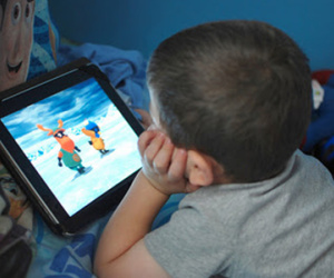 Dỗ con bằng điện thoại, iPad là đánh mất cơ hội phát triển của trẻ