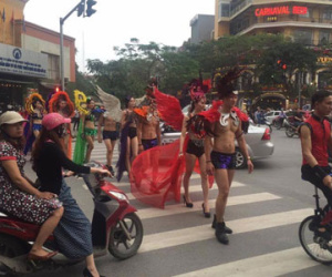 Hà Nội: Người mẫu "catwalk" ngay giữa đường với trang phục kì lạ