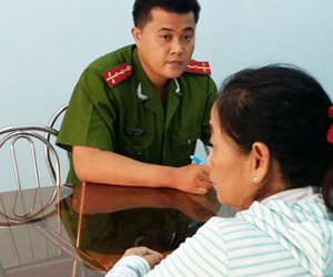 Người đàn bà tự trói tay chân, hoang báo bị cướp
