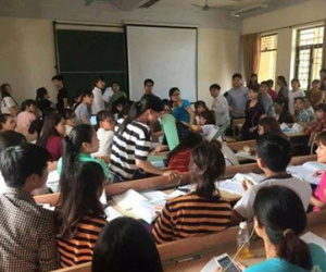 Quạt trần rơi giữa giảng đường Đại học Thương Mại, 2 sinh viên bị thương