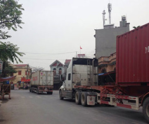 Thủng túi vì phí cao tốc, xe container tràn tỉnh lộ